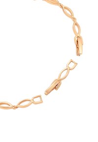 Bracciale in metallo color oro con forme allungate collegate e un chiusura sicura, caratterizzato da una finitura liscia e lucida e da una texture uniforme.