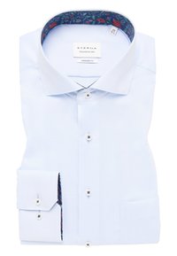 Camicia azzurra chiara con una vestibilità moderna. Presenta un colletto e dei polsini interni a fantasia, bottoni perla e un design raffinato.