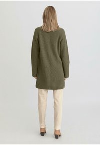 hessnatur Strickjacke - moos