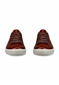 Sneakers in pelle bordeaux con punta rotonda, lacci grigi e suole in gomma bianca. Texture liscia con dettagli di design minimi.