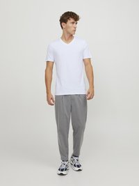 Jack & Jones - JACBASIC V-NECK TEE 2 PACK  - Undertröja - white Miniatyrbild 1