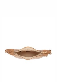 Borsa clutch beige con superficie texturizzata e dettagli in pelle marrone chiaro. Presenta una chiusura con zip e interno organizzato con una piccola tasca.