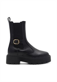 Czarne skórzane botki za kostkę z elastycznymi panelami, masywną podeszwą na platformie i złotą klamrą z boku. Gładka tekstura i elegancki design.