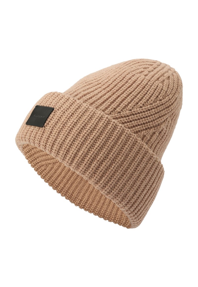 Berretto beige lavorato a maglia con texture a coste e risvolto. Presenta un'etichetta quadrata nera sul risvolto. Materiale morbido e flessibile.