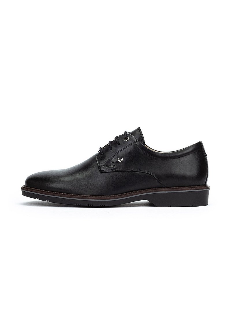 Chaussure habillée en cuir noir avec une texture lisse, un bout arrondi et cinq œillets. Présente un logo subtil et une semelle en caoutchouc discrète.