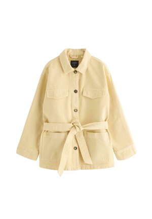 Lysebeige jakke med knapper, krave, to brystlommer, to nederste lommer, lange ærmer og et stofbælte bundet om taljen.