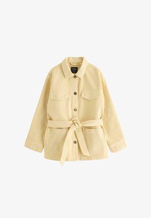 Lysebeige jakke med knapper, krave, to brystlommer, to nederste lommer, lange ærmer og et stofbælte bundet om taljen.