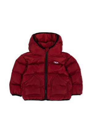 Giacca imbottita rossa per bambini con cappuccio, cerniera frontale e due tasche frontali, con un piccolo logo bianco sul petto.
