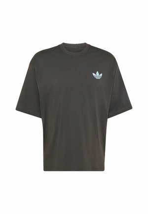 Dunkelgraues oversized T-Shirt mit kurzen Ärmeln und kleinem hellblauem Adidas-Trefoil-Logo auf der linken Brust.