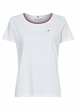 Witte katoenen T-shirt met korte mouwen, ronde hals met een rood-blauwe gestreepte accent en een klein logo op de linkerborst.