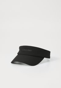 Svart skärmhatt med texturerad tyg, som har en platt skärm och ett logoband. Enkel design, lämplig för olika utomhusaktiviteter.
