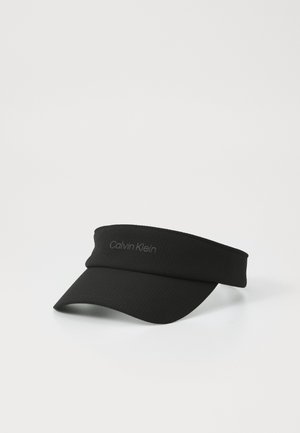 Gorra negra con visera plana de tela texturizada, que cuenta con una banda con logo. Diseño sencillo, adecuado para diversas actividades al aire libre.