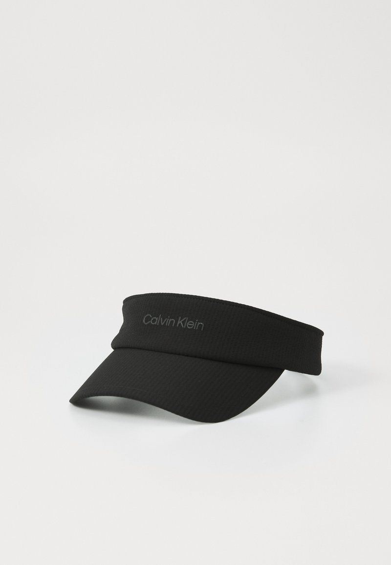 Črna kapa s senco iz teksturiranega materiala, ki ima ravno obrobje in trak z logotipom. Preprost dizajn, primeren za različne zunanje dejavnosti.