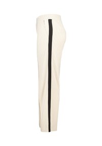 Pantalons blancs rayés avec bande noire sur le côté, taille élastique et coupe droite. Texture lisse et coupe décontractée.