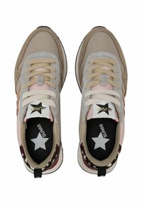 Beige und graue Sneakers mit Obermaterial aus Wildleder und Textil, versehen mit pastellrosa Akzenten, weißen Schnürsenkeln und einer Innensohle mit Sterne-Muster.