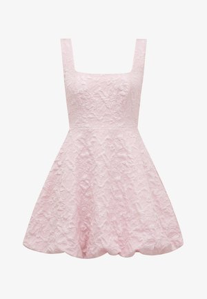 Struktureret lyserød A-formet kjole med firkantet halsudskæring og brede stropper, med et lagdelt, krøllet overflademønster og en udskudt kant.