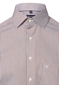 Herrenhemd in Brauntönen mit weißen vertikalen Streifen, spitzem Kragen, weißen Knöpfen und einer kleinen Tasche auf der linken Brustseite.