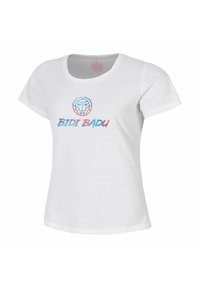T-shirt bianco in cotone con scollo rotondo e maniche corte, con la scritta "BIDI BADU" in colori blu e rosa.