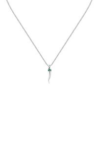 Collana d'argento con un pendente curvo e slanciato, caratterizzato da un accento verde sulla parte superiore. La catena è delicata e presenta un design a maglie standard.