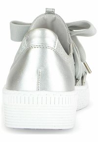 Sneaker metallico argento con finitura testurizzata, suola in gomma bianca e lacci in tessuto grigio. Design con retro aperto e con linguetta per essere indossato.