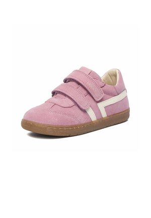 Różowy dziecięcy zamszowy sneaker z dwoma paskami na rzep oraz beżowymi akcentami na brązowej gumowej podeszwie, pokazany pod lekkim kątem.