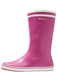 Rosa gummistövlar med rund tå, glänsande yta, vita detaljer på toppen och sulan, märkt med en liten logotyp.