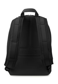 Schwarzer Rucksack mit glatter Textur, ausgestattet mit gepolsterten Schultergurten, einem Tragegriff und einem dezenten Logo auf der Rückseite.