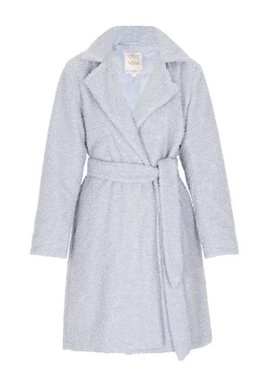 Šviesiai mėlynas tekstūruotas chalatėlis su apykakle, ilgomis rankovėmis, diržu ir dviem priekinėmis kišenėmis. Minkšta, pūkuota medžiaga su jaukia išvaizda.