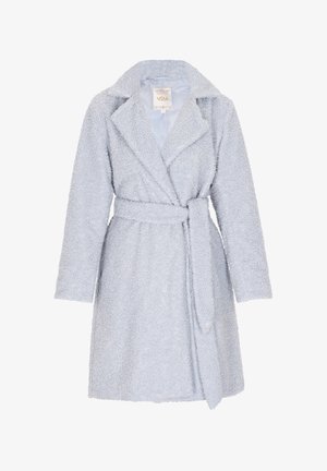 Svijetloplava, teksturirana halja s rever ovratnikom, dugim rukavima, vezicom za remen i dva prednja džepa. Mekana, pahuljasta tkanina s udobnim izgledom.