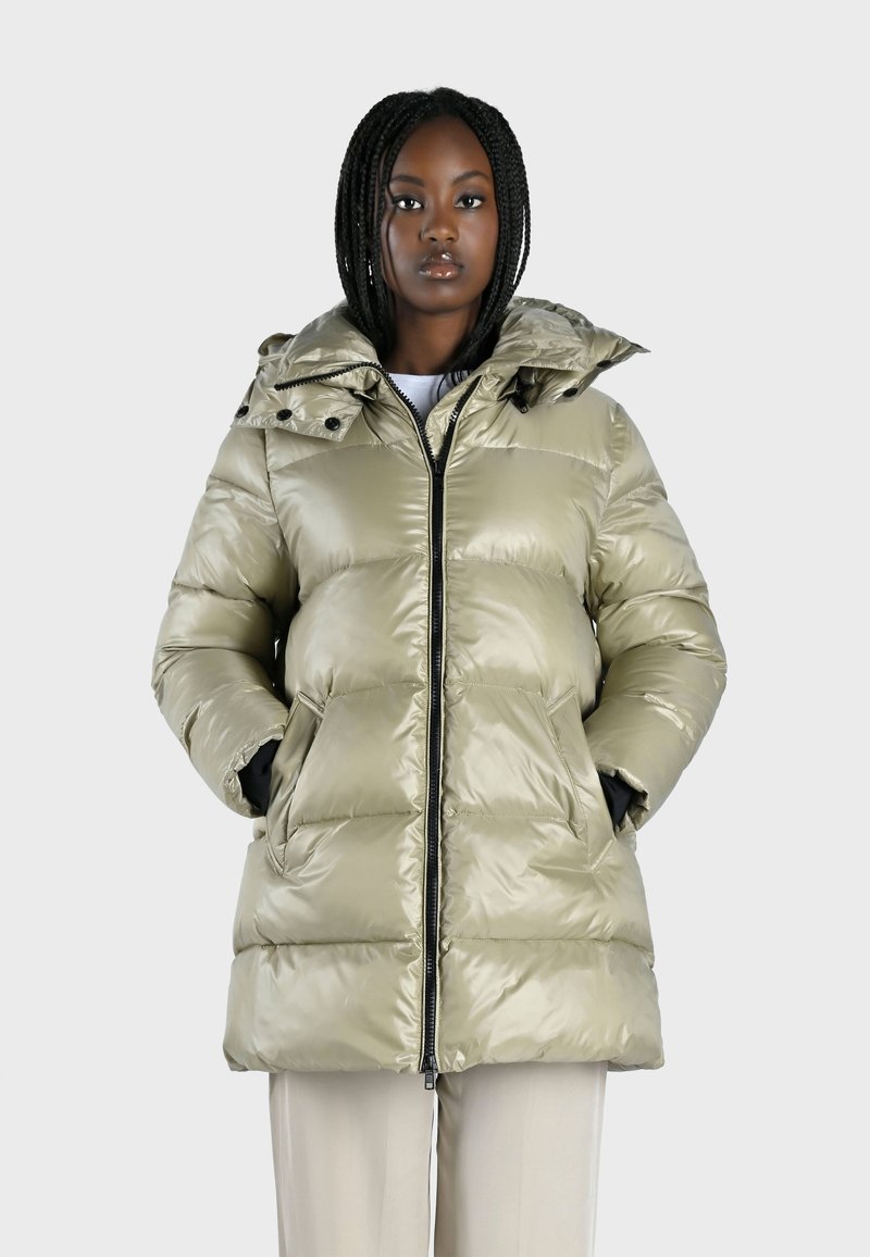 Giacca imbottita di un verde olivastro chiaro, con una texture lucida, cappuccio, chiusura con zip e tasche laterali. Presenta un motivo di cuciture trapuntate.