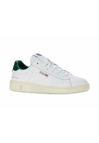 Sneaker bianco con accenti verdi. Parte superiore in pelle liscia, punta rotonda, chiusura con lacci e suola in gomma texturizzata. Marchio sui lati e sul retro.