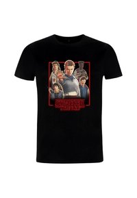 Zwart katoenen t-shirt met een grafische print van personages uit "Stranger Things" in levendige kleuren met een rode rand.