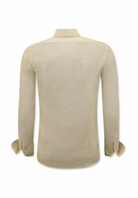 Lange mouwen shirt in lichtbeige, met een kraag en knoopmanschetten, gemaakt van een gestructureerd linnen materiaal.