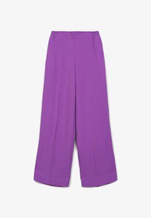 Lila Weitenhose mit elastischem Bund, glatter Textur und umgeschlagenen Säumen. Sie zeichnet sich durch ein einfaches, ungeschmücktes Design aus.
