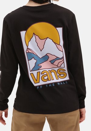 Musta pitkähiha paita, jossa värikäs Vans-logo, jossa on tyylitellyt vuoret, joki ja suuri keltainen aurinko selässä.