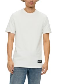 s.Oliver MIT PATCH-DETAIL - Camiseta básica - weiß