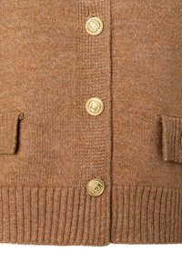 Brauner gestrickter Cardigan aus weichem Stoff, mit goldenen Knöpfen, gerippten Bündchen und zwei vorderen Taschen. Glatte Textur mit subtilm Muster.
