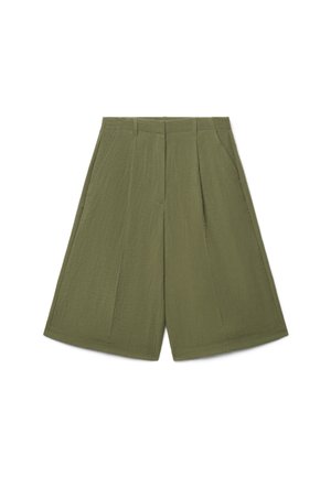 Pantaloncini corti a gamba larga in verde oliva con cucitura frontale, tasche laterali, passanti per cintura e chiusura frontale con zip nascosta.