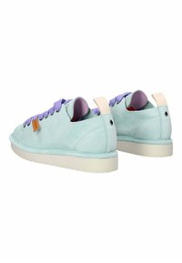 Sneakers in suede azzurro chiaro con lacci viola, suola in gomma crema e un breve tallone. Presentano un piccolo logo patch sul lato.