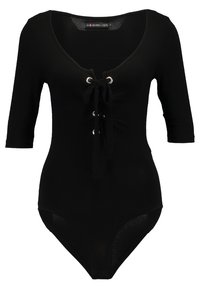 Musta bodysuit, jossa on kaareva kaula-aukko, puoli-hihat, nauhakuormitus hopeisilla rei'illä ja tiukka istuvuus. Silkkinen, joustava kangas.