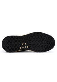 Suela de zapato de goma negra con un patrón de banda geométrica, que presenta diamantes elevados y un borde suave beige. Diseñada para ofrecer tracción y durabilidad.