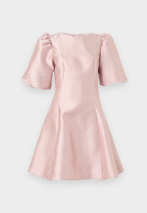 Mehka roza satenasta obleka z napihnjenimi kratkimi rokavi in oprijatim pasom, ki se razširi v A-linijsko krilo.