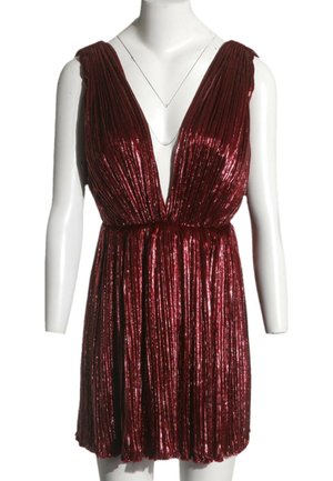 Robe courte sans manches à col en V profond en tissu plissé brillant bordeaux, présentée sur un buste de mannequin blanc.