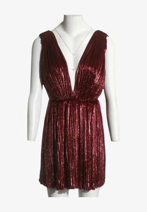Robe courte sans manches à col en V profond en tissu plissé brillant bordeaux, présentée sur un buste de mannequin blanc.