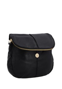 Schwarze Leder-Crossbody-Tasche mit goldenem Reißverschluss und rundem Magnetverschluss auf der Vorderklappe.