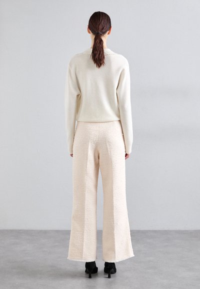sandro PANTALON - Stoffhose - ecru/rose