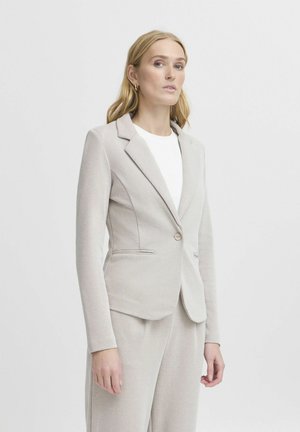 Svetle šedý blazer vyrobený z texturované tkaniny; má jediné zapínání na knoflík, klopové límce a dvě postranní kapsy pro přiléhavý střih.