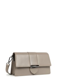 Borsa a mano in pelle beige con un design strutturato, caratterizzata da una chiusura a pattina, una chiusura decorativa e una tracolla rimovibile. Texture liscia.