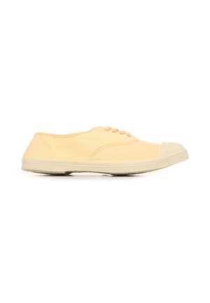 Sneaker in tela beige chiaro con suola in gomma e punta rinforzata, design con lacci, vista laterale su sfondo bianco.