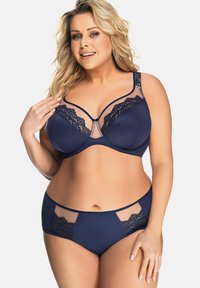 Set de lenjerie de un albastru închis, care include un sutien cu detalii din dantelă, panouri transparente și un accent sub formă de fundiță; chiloți asortați cu elemente din dantelă și plasă.